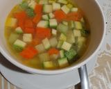 Foto del paso 3 de la receta: Sopa de verdura y huesos de pollo con zanahoria rescatada 😅