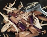 Foto langkah ke 2 dari resep Tumis Terong Jamur.