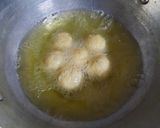 A picture of step 5 of Gulab jamun cheese cake.