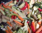 Foto del paso 2 de la receta: Pollo al pimentón con verduras salteadas cremosas