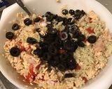 Une image de l'étape 7 de Salade de riz thon blanc, oignon de roscoff, feta, olives, tomates.
