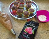Фото кроку 7 до 🧁 Шоколадні капкейки з шоколадним кремом і малиновим джемом.