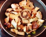 Foto del paso 5 de la receta: Patató con ajetes, setas y gambas