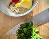 Foto del paso 1 de la receta: Tom yam kung —Sopa de langostinos con setas y leche de coco—