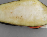 Foto del paso 2 de la receta: Berenjena rellena de queso y tomate