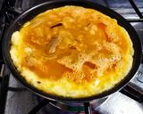 Foto del paso 2 de la receta: MINI TORTILLA Española a la Napolitana...!🐣🍅