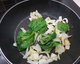 Foto del paso 1 de la receta Revuelto de champiñones con hojas de espinacas