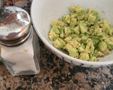 Foto del paso 2 de la receta: Sándwich de atún con aguacate y salsa rosa