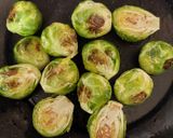 Foto del paso 2 de la receta: Colecitas de bruselas salteadas