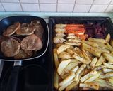Tepsis karaj🥓-tarja🥩-comb🍗 zöldségekkel🥕🥔🍎🧅 recept fázis 4 fotója