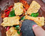Foto langkah ke 4 dari resep Tempe Penyet Sambel Kemangi.