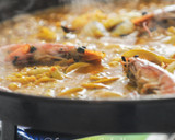 Foto del paso 8 de la receta: Arroz con gambones en paella