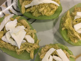 Chayotes rellenos de pollo en salsa verde