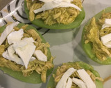 Foto del paso 4 de la receta: Chayotes rellenos de pollo en salsa verde