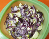 Foto del paso 1 de la receta: Tortilla de calabacín y cebolla morada, jugosa y ligera