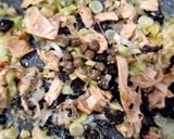 Foto del paso 3 de la receta Pasta con atún de mamá, cremosa (con cebollita de verdeo, alcaparras y aceitunas negras)