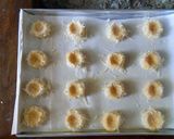 Foto langkah ke 4 dari resep Thumbprint Cookies Strawberry.