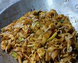 Foto langkah ke 5 dari resep 13. Kwetiau Goreng ala Resto.