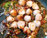 รูปขั้นตอนการทำที่ 2 ของ ผัดเผ็ดลูกชิ้นคะน้าราดข้าว
