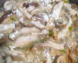 Foto del paso 5 de la receta: Contramuslos en salsa de setas y champiñón