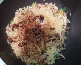 Foto langkah ke 3 dari resep Mie Goreng Ayam Suwir.