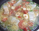 Foto del paso 2 de la receta: Fideos con alcachofas, merluza y gambas 🍲