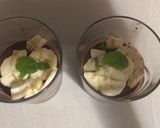 Foto del paso 4 de la receta: Cuajada de chocolate con plátano y hierbabuena