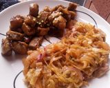Foto del paso 8 de la receta: Cubos de berenjena en salsa y salteado de col..