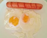 Foto del paso 4 de la receta Huevos fritos con frankfurt y sofrito de tomate