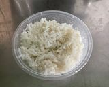 Une image de l'étape 1 de Salade de riz aux deux tomates, concombre et coriandre.