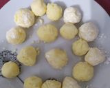 Foto del paso 1 de la receta: Bolitas de queso con mermelada de fresa