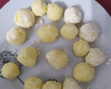 Foto del paso 1 de la receta: Bolitas de queso con mermelada de fresa