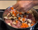 Foto del paso 2 de la receta Pavo estofado con champiñones