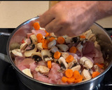 Foto del paso 2 de la receta: Pavo estofado con champiñones
