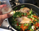 Foto del paso 5 de la receta: Pollo a la cacerola con zanahorias baby y ciruelas secas
