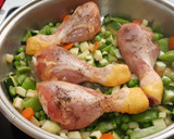Foto del paso 2 de la receta: Muslos de pollo con verduras, todo en crudo