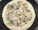 Foto del paso 5 de la receta: Tortilla de papa rosti rellena de muslitos de pollo, verdeo y champiñones 🥮