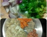 Foto langkah ke 1 dari resep Sayur sop jamur bakso.