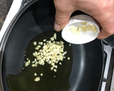 Foto del paso 1 de la receta: Arroz con pollo y gambas al aroma de tomillo