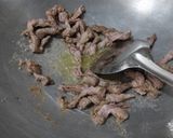 Foto langkah ke 2 dari resep Brokoli Sapi Lada Hitam.