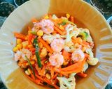 รูปขั้นตอนการทำที่ 4 ของ กุ้งผัดผักหลากสี