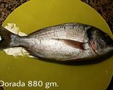 Foto del paso 1 de la receta: Dorada al horno, con patatas y ajos