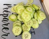 Une image de l'étape 2 de Salade de concombre à la crème, oignon doux, feta et coriandre.