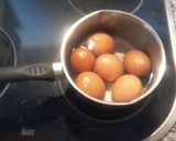 Foto del paso 1 de la receta Huevos rellenos con bechamel gratinados