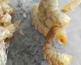Foto del paso 2 de la receta: Almejas y langostinos con guisantes en salsa picante