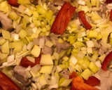 Foto del paso 4 de la receta: Paella de habitas, ajos tiernos y albóndigas