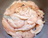 Foto langkah ke 4 dari resep Fillet Ayam Angkak Merah Manis (Versi Rice Cooker).