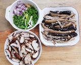 Hình bước làm 2 của món Cháo lươn đậu xanh nấm đông cô 🥰 mẹ nấu cho con gái !!!