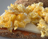 Foto del paso 3 de la receta: Tostada de sobrasada con queso y huevos revueltos ¡de reyes!