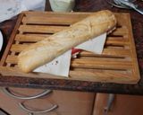 Foto del paso 2 de la receta: Bocadillo de pata asada, tomate y queso con alioli